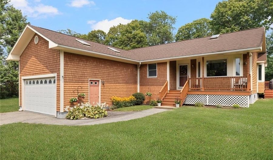 4 Wabasso Ter, Middletown, RI 02842 - 3 Beds, 3 Bath