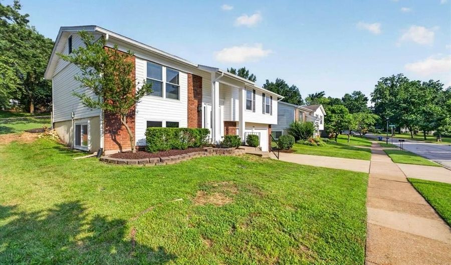 930 Bellestri Dr, Ballwin, MO 63021 - 3 Beds, 3 Bath