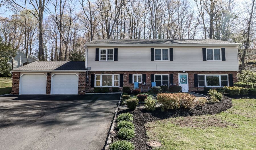 5 Bayberry Dr, Brookfield, CT 06804 - 4 Beds, 3 Bath
