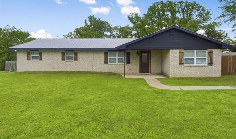 674 S Ethan Allen Dr, Atoka, OK 74525 - 4 Beds, 1 Bath