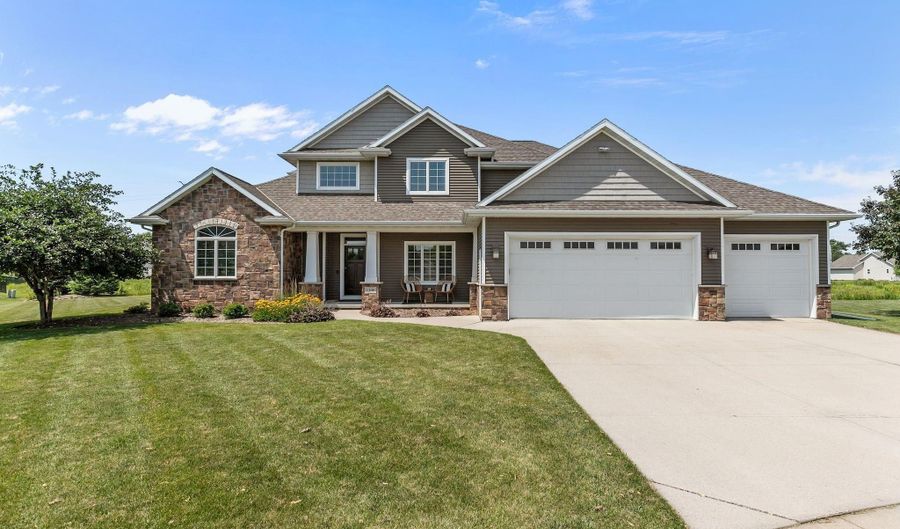 1106 BOBBY Ct, Appleton, WI 54915 - 5 Beds, 4 Bath