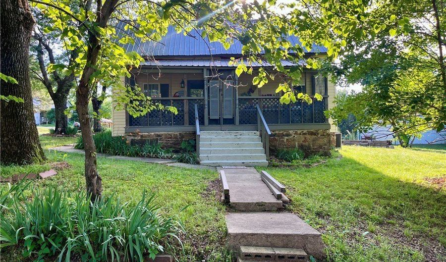 1421 Hendrix St, Altus, AR 72821 - 2 Beds, 2 Bath