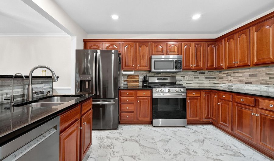 34 MARINA Dr, Bayonne, NJ 07002 - 2 Beds, 3 Bath