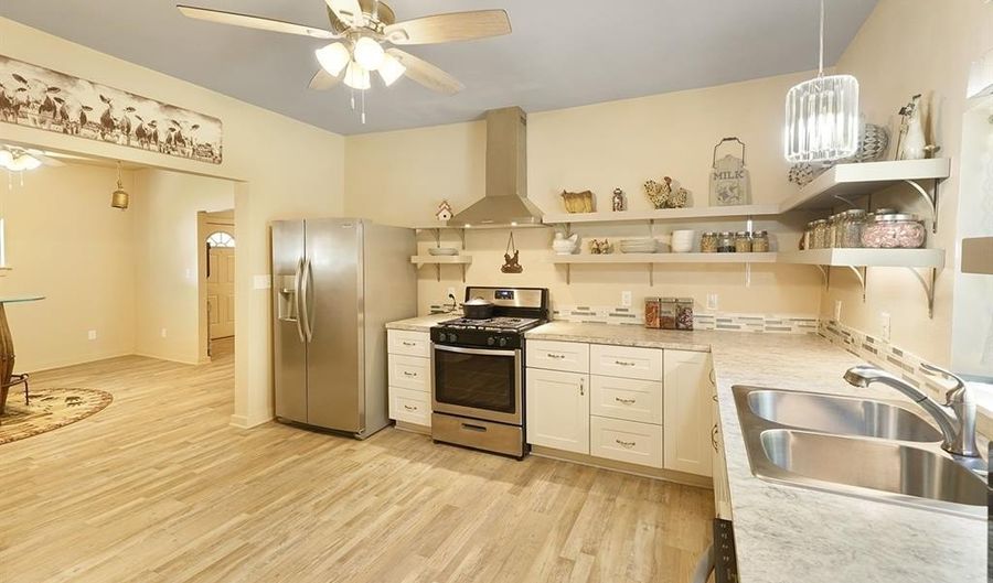 207 N Oneil St, Alvord, TX 76225 - 2 Beds, 1 Bath