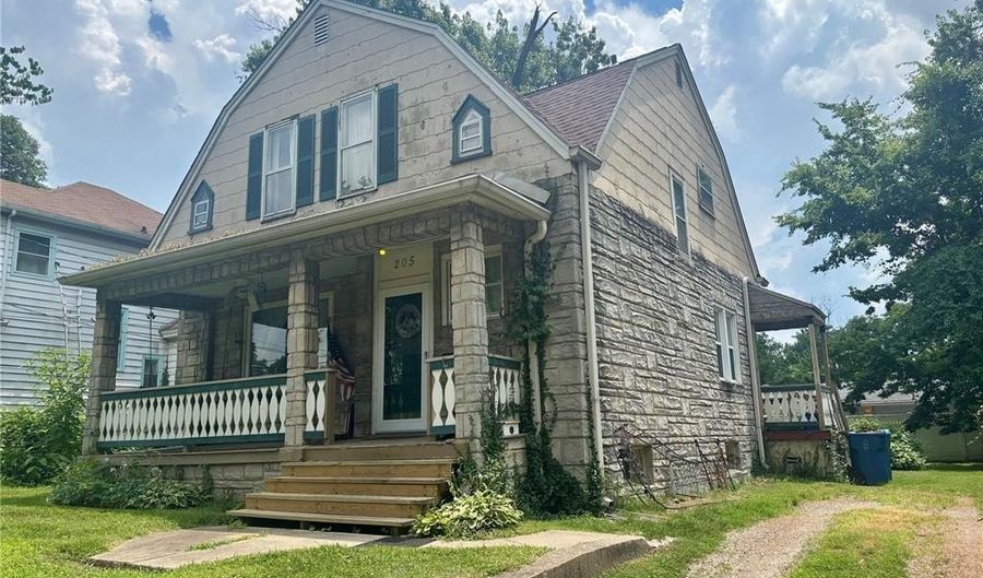 205 E 12th St, Alton, IL 62002 - 3 Beds, 2 Bath