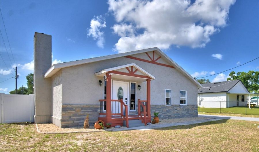 208 CENTER St, Auburndale, FL 33823 - 3 Beds, 2 Bath