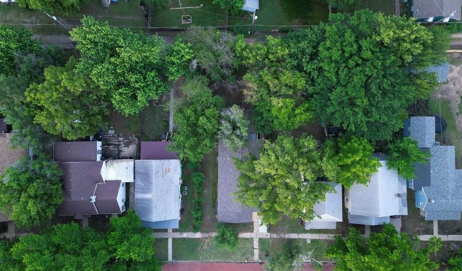 616 N 4th St, Arkansas City, KS 67005 - 3 Beds, 2 Bath