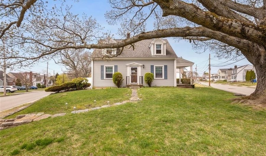 381 Auburn St, Cranston, RI 02910 - 2 Beds, 2 Bath