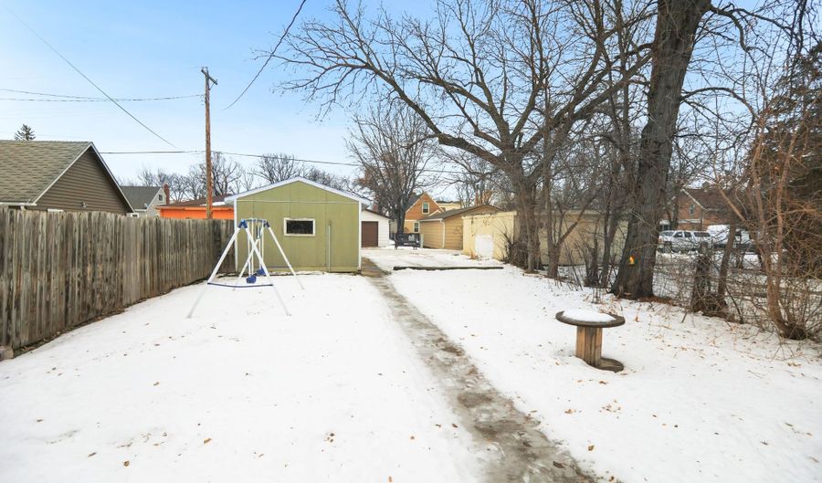 1213 S 2nd St, Aberdeen, SD 57401 - 3 Beds, 2 Bath