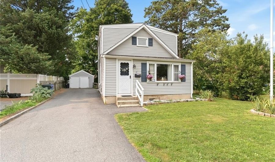 34 Platt St, Bristol, RI 02809 - 2 Beds, 1 Bath