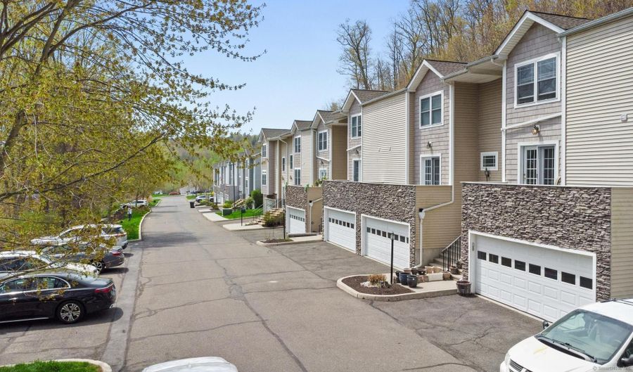 68 Stetson Pl 68, Danbury, CT 06811 - 2 Beds, 2 Bath