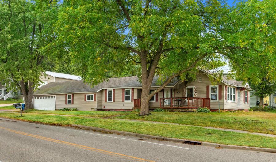 108 POND St, Amherst, WI 54406 - 3 Beds, 2 Bath