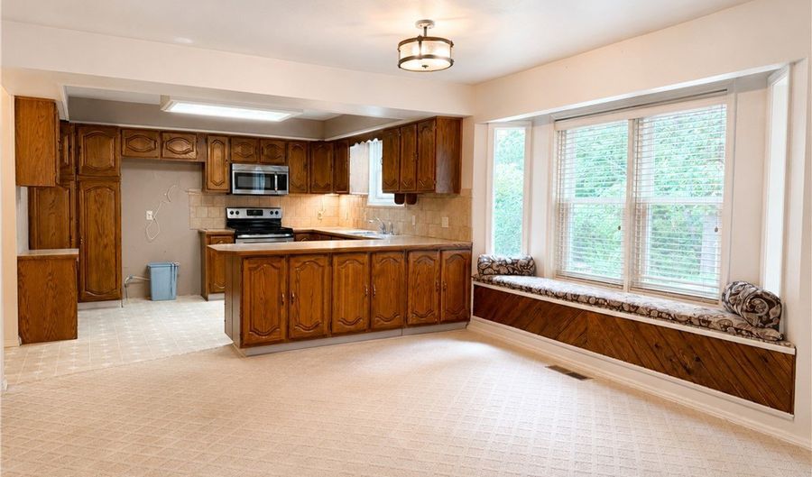 8 Weston Ln, Bella Vista, AR 72715 - 3 Beds, 3 Bath