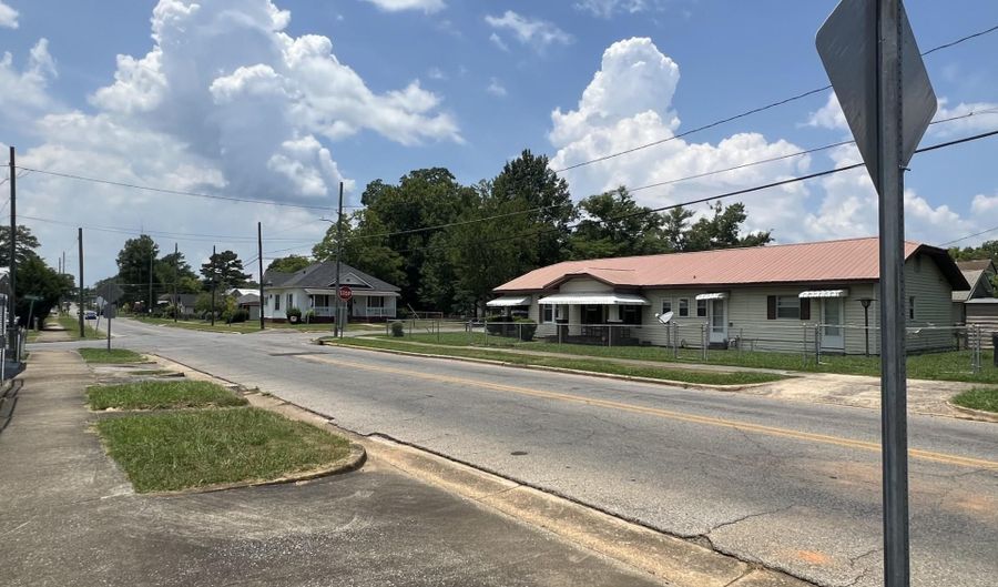 124 W 18TH St, Anniston, AL 36201 - 3 Beds, 2 Bath
