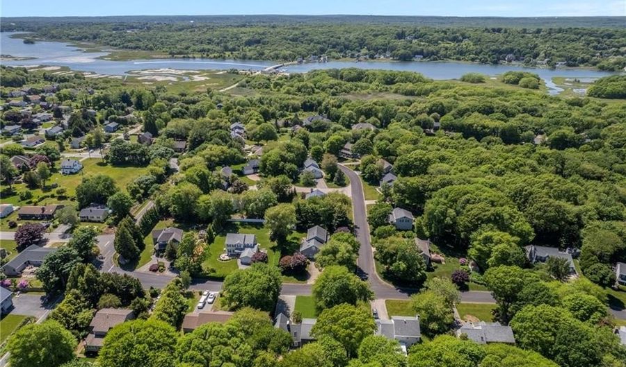 15 Secluded Dr, Narragansett, RI 02882 - 4 Beds, 3 Bath