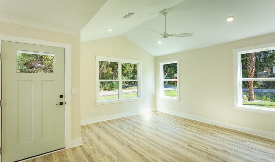 200 13th St, Apalachicola, FL 32320 - 3 Beds, 2 Bath