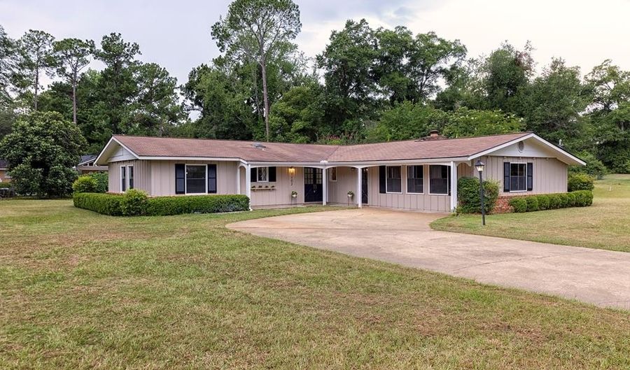 1702 Culbreth St, Bainbridge, GA 39819 - 4 Beds, 3 Bath