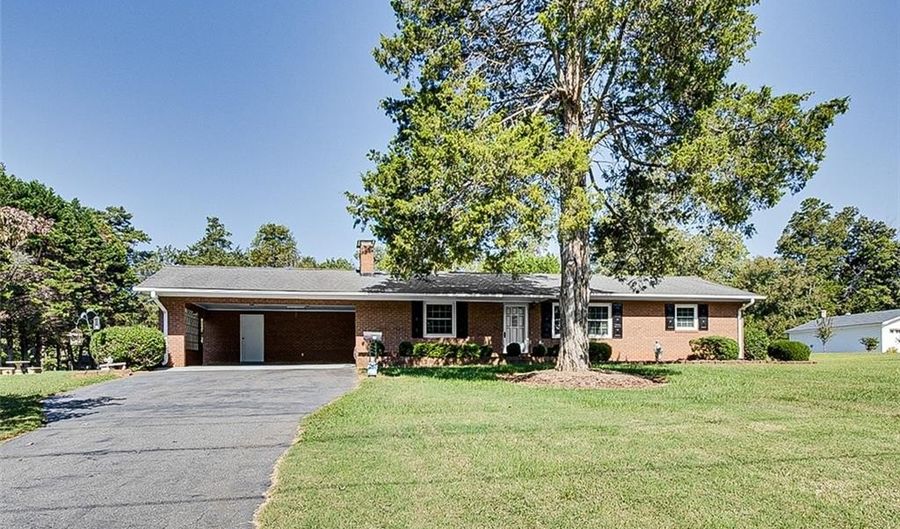 438 Sawyersville Rd, Asheboro, NC 27205 - 3 Beds, 2 Bath