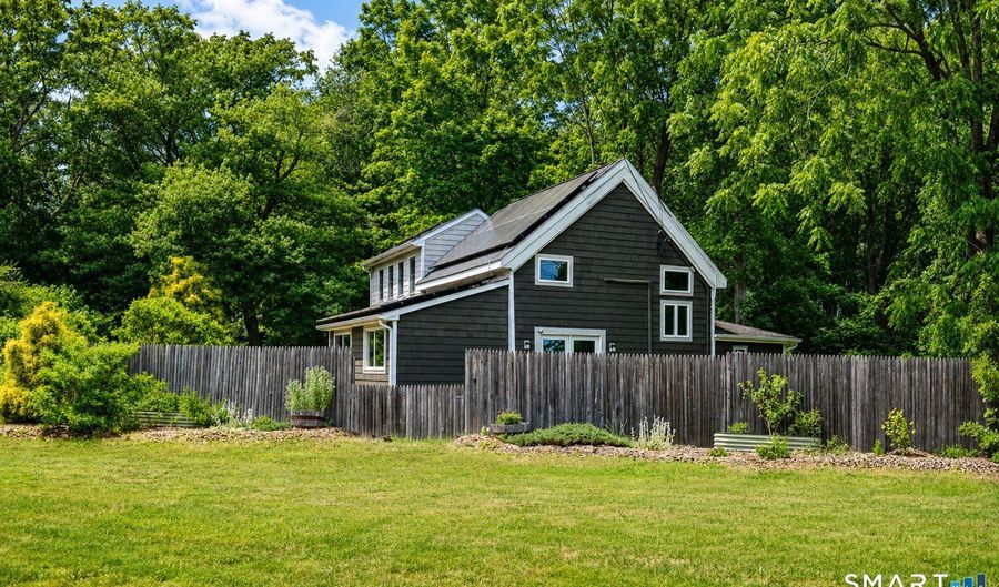 77 N High St, Clinton, CT 06413 - 3 Beds, 1 Bath