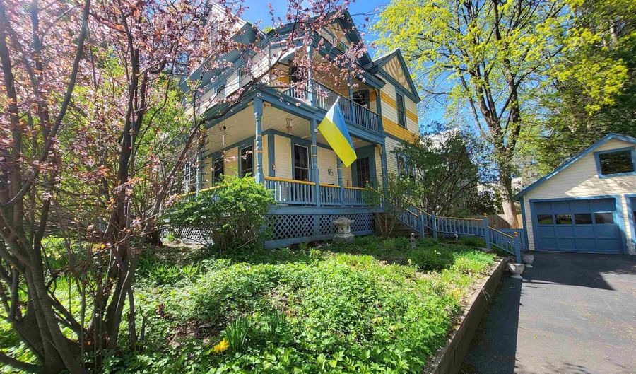 21 Howard St, Brattleboro, VT 05301 - 3 Beds, 3 Bath