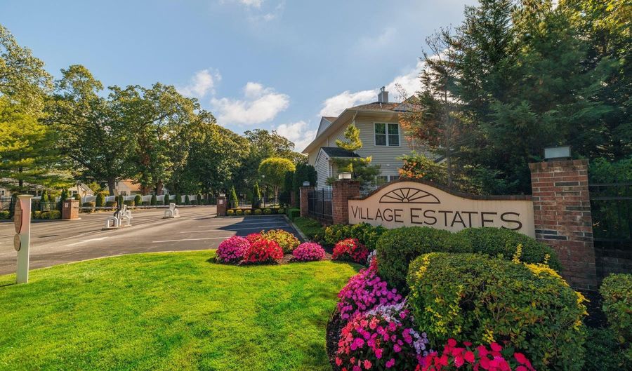 62 Sarah Ct, Amityville, NY 11701 - 2 Beds, 2 Bath