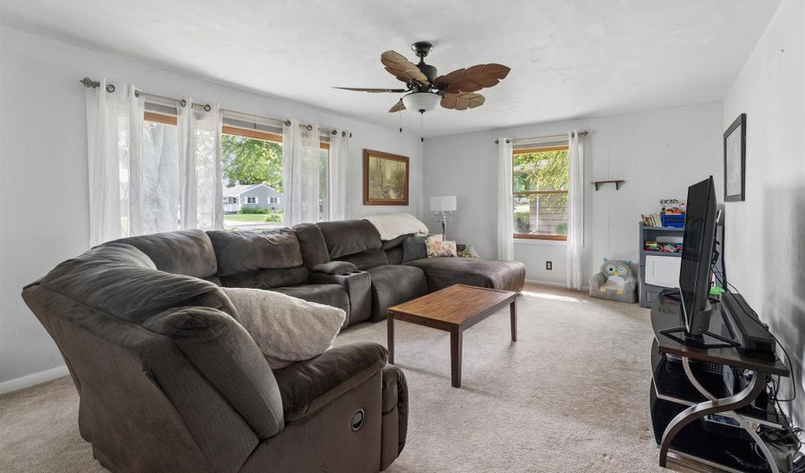 620 W SUNSET Ave, Appleton, WI 54911 - 3 Beds, 1 Bath