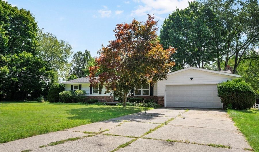 1009 OAK TREE Rd, Akron, OH 44320 - 3 Beds, 2 Bath