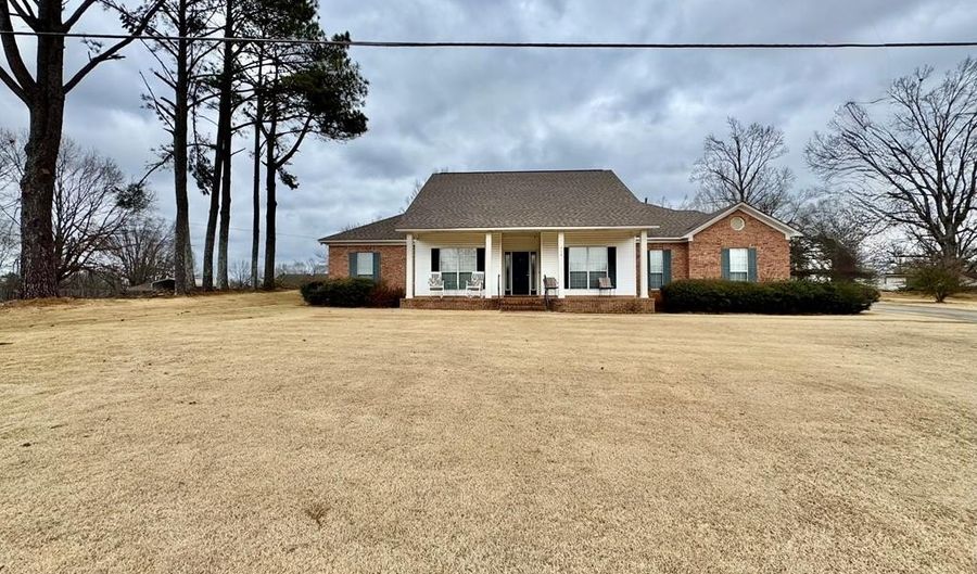 306 Hickory Ln, Batesville, MS 38606 - 4 Beds, 4 Bath