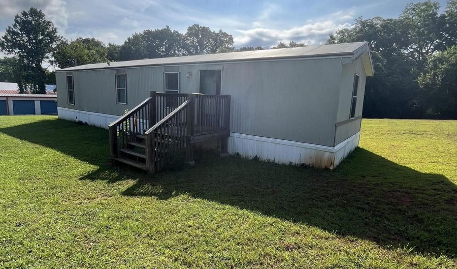 139 Poplar St, Benton, TN 37307 - 2 Beds, 1 Bath