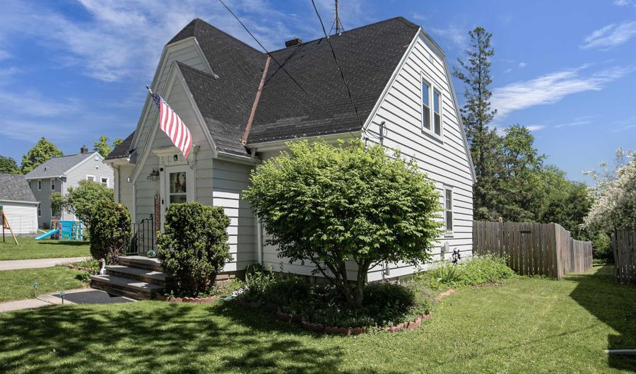 1738 N ERB St, Appleton, WI 54911 - 4 Beds, 2 Bath