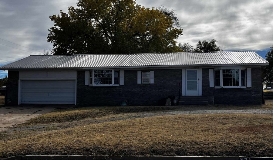 521 W First St, Beaver, OK 73932 - 3 Beds, 2 Bath