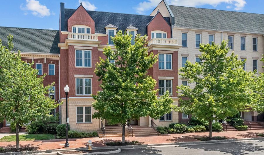 2109 MAIN LINE 102, Alexandria, VA 22301 - 3 Beds, 3 Bath