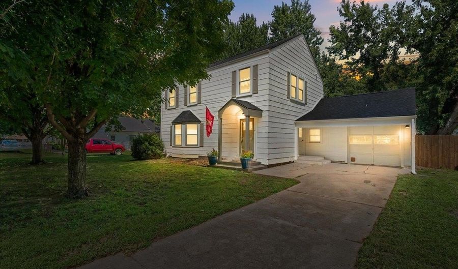 1322 N 4th St, Arkansas City, KS 67005 - 3 Beds, 2 Bath