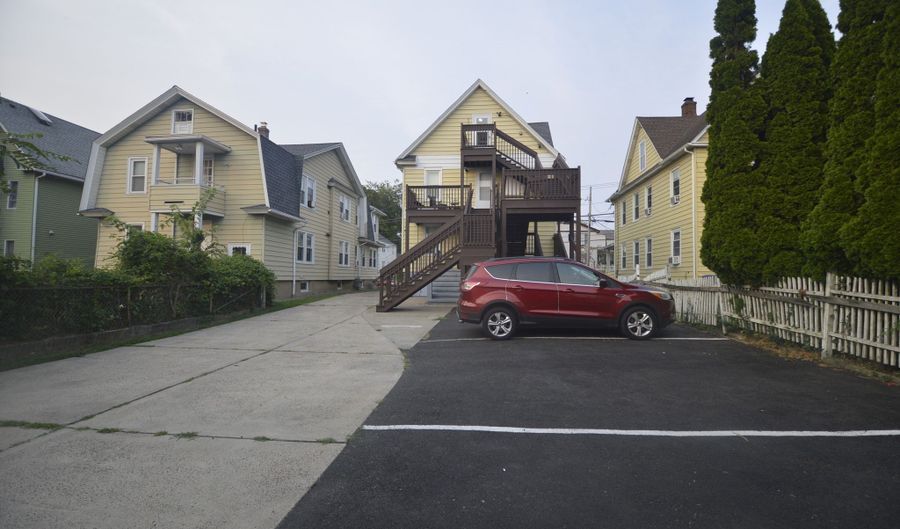807 Brewster St, Bridgeport, CT 06605 - 2 Beds, 1 Bath