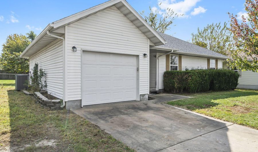 406 W Cline St, Aurora, MO 65605 - 3 Beds, 1 Bath