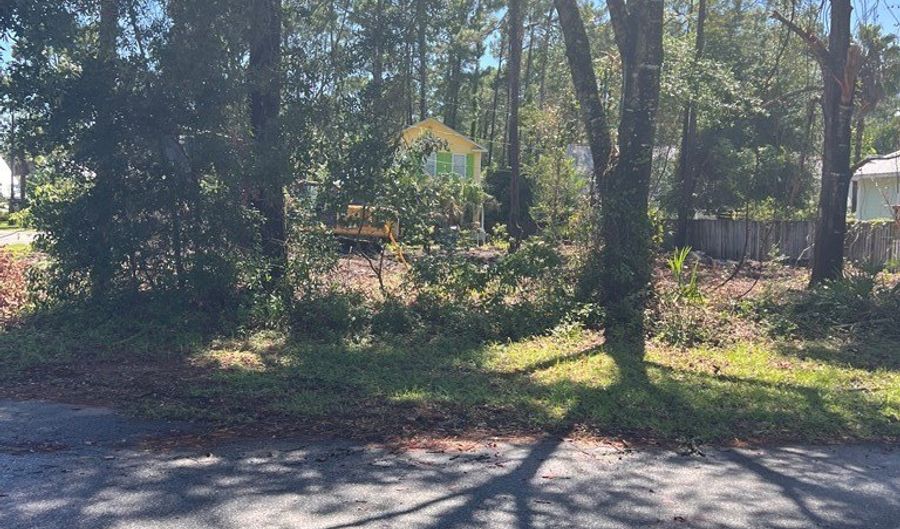 202 17th St, Apalachicola, FL 32320 - 3 Beds, 2 Bath