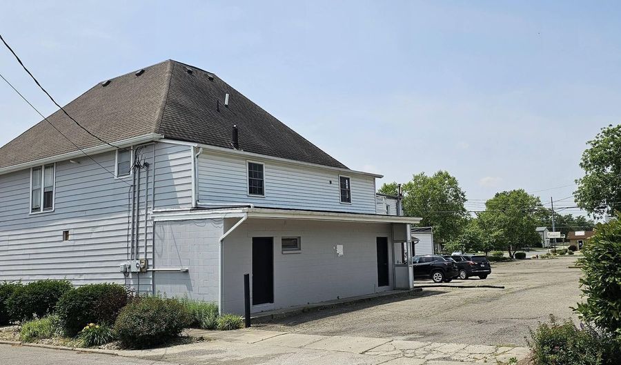 622 E Eighth St, Anderson, IN 46012 - 0 Beds, 6 Bath