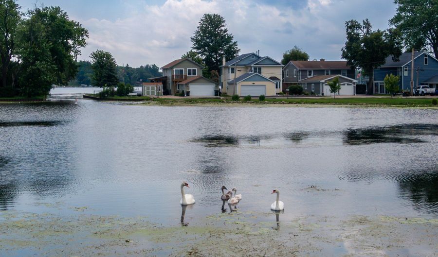 22869 W Lake Shore Dr, Antioch, IL 60002 - 3 Beds, 3 Bath
