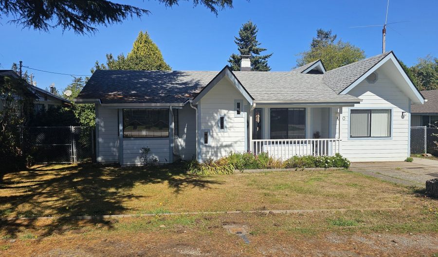 430 PINE St, Brookings, OR 97415 - 3 Beds, 2 Bath