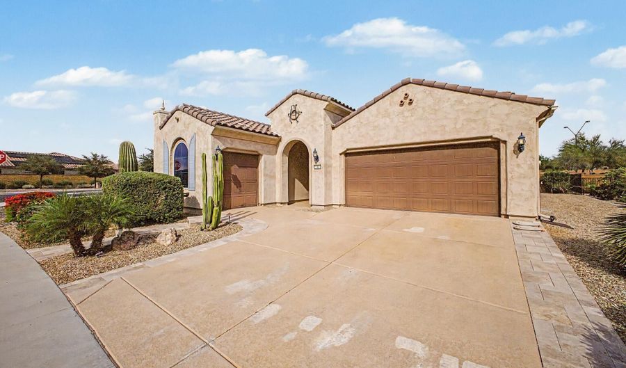 27413 W TONOPAH Dr, Buckeye, AZ 85396 - 2 Beds, 3 Bath