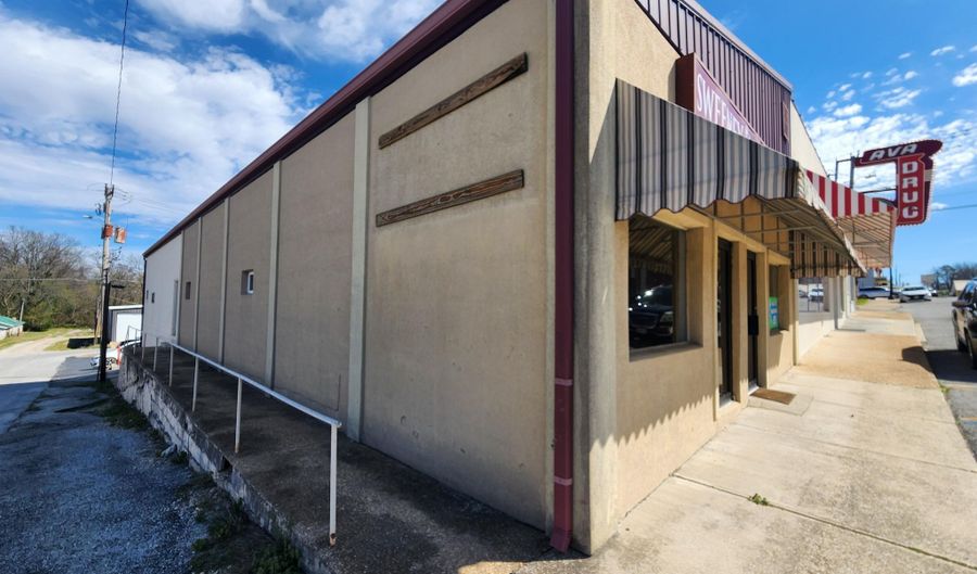 132 W Washington Ave, Ava, MO 65608 - 0 Beds, 3 Bath