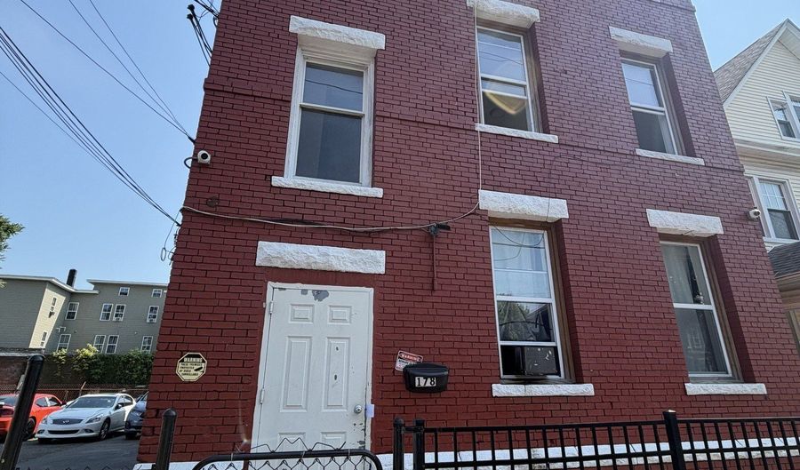 178 Clarence St 2, Bridgeport, CT 06608 - 3 Beds, 1 Bath