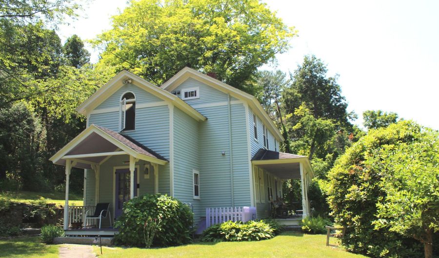 55 Liberty St, Chester, CT 06412 - 2 Beds, 3 Bath