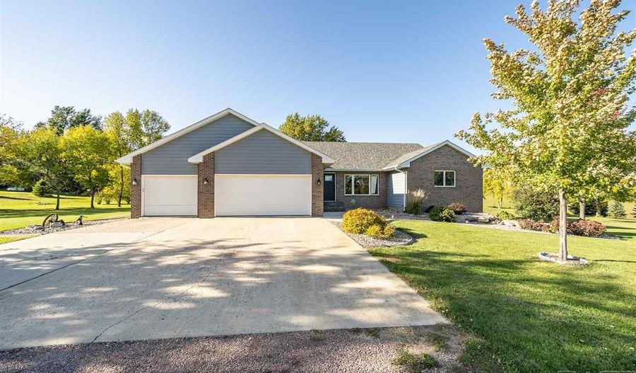 47314 246th St, Dell Rapids, SD 57022 - 5 Beds, 4 Bath