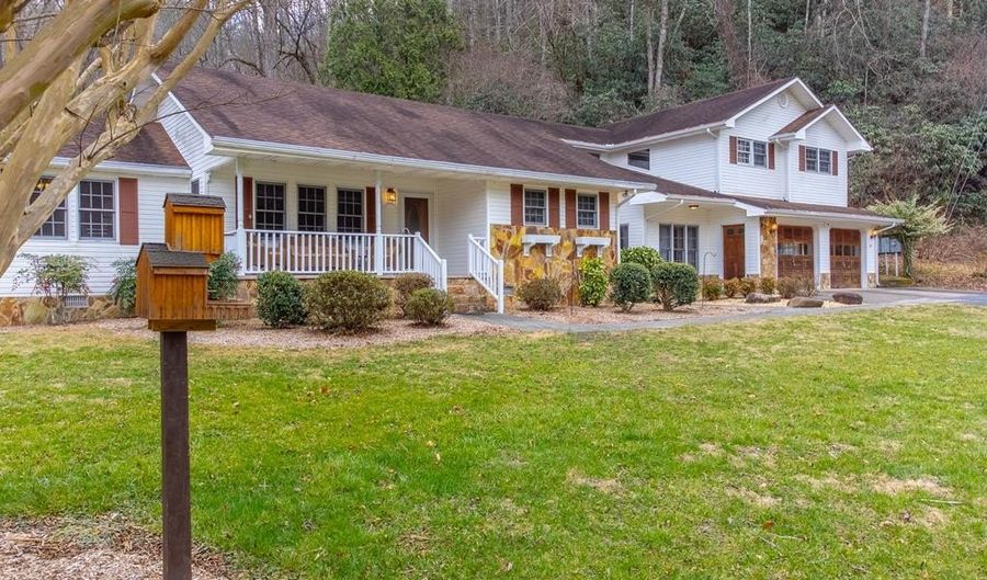 1107 Panther Crk, Almond, NC 28771 - 2 Beds, 3 Bath