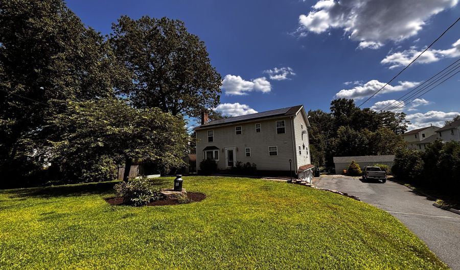 7 School St, Burlington, CT 06013 - 4 Beds, 3 Bath