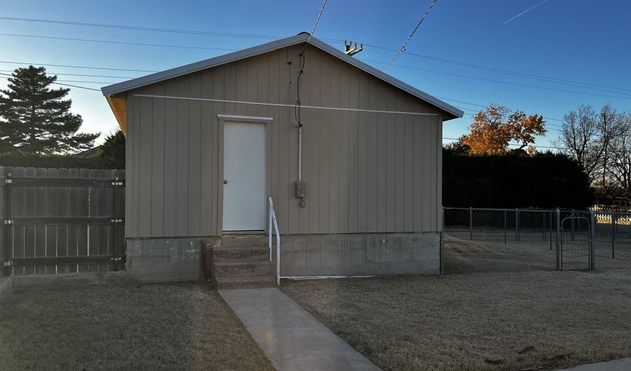 423 Avenue L, Beaver, OK 73932 - 3 Beds, 2 Bath