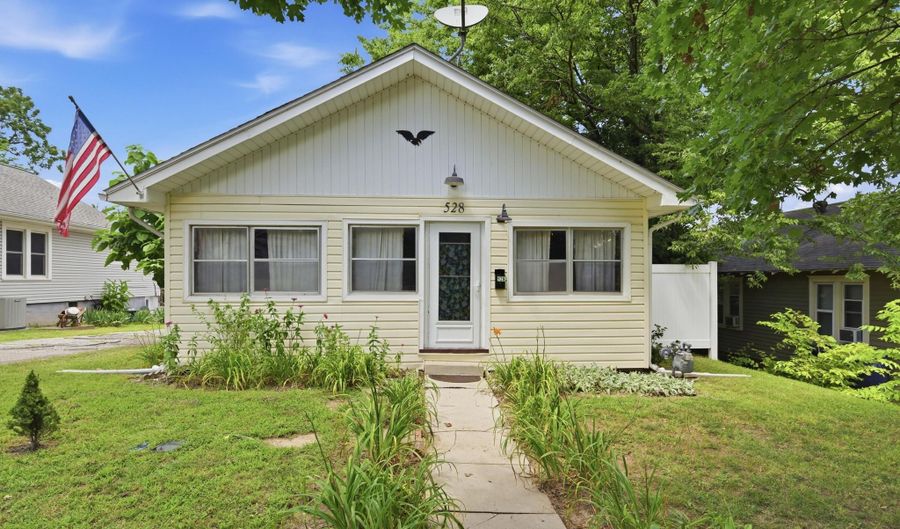 528 E 15th St, Baxter Springs, KS 66713 - 3 Beds, 2 Bath