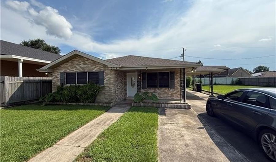 324 CHINCHILLA Dr, Arabi, LA 70032 - 3 Beds, 2 Bath
