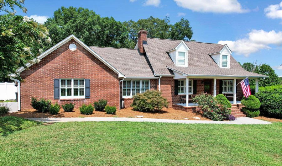 3046 Hawthorne St, Athens, TN 37303 - 3 Beds, 4 Bath